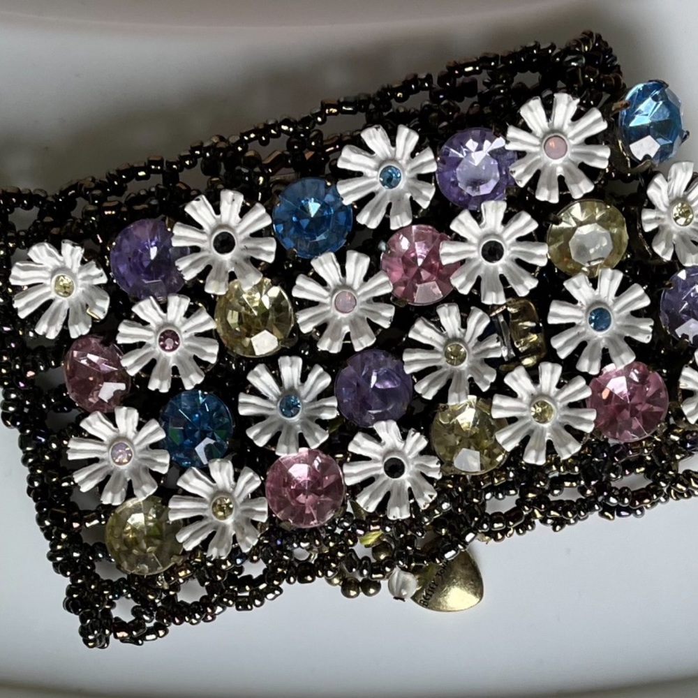 BETSEY JOHNSON GRUNGE GIRLIE DAISY METAL BEADED BRACELET - Picture 2 of 8